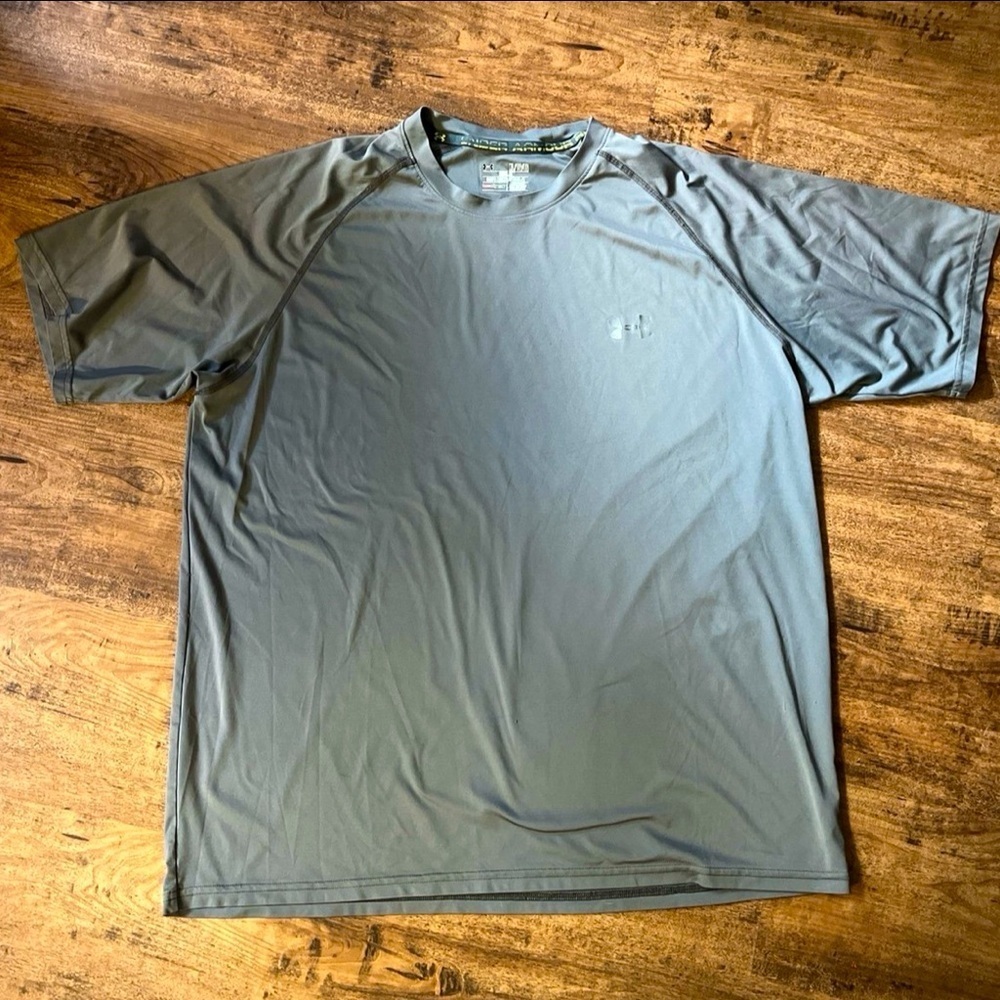 Men’s active Under Armour heat gear tee size xl